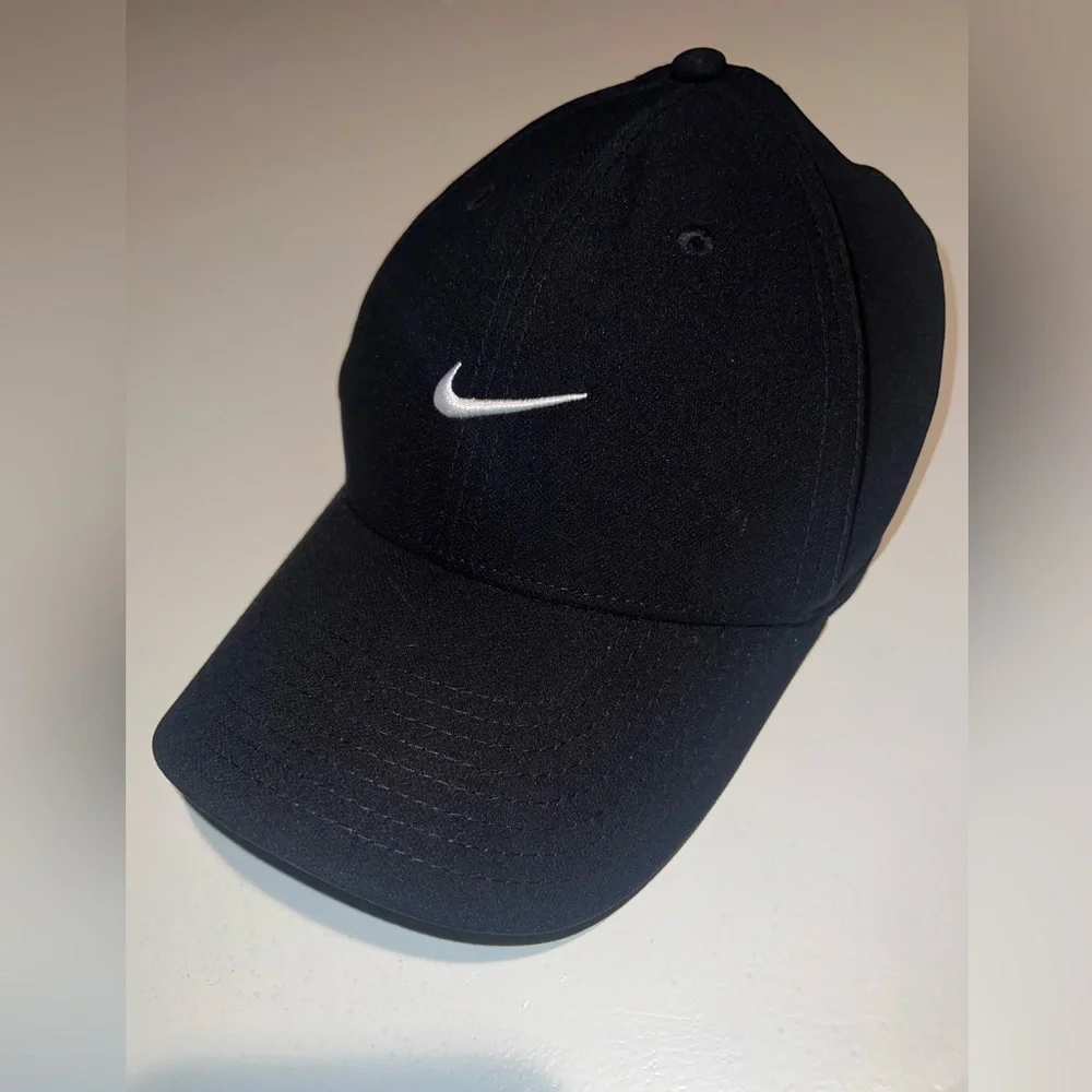 Nike Dri Fit Club Cap Structured Swoosh Hat Size M/L Black